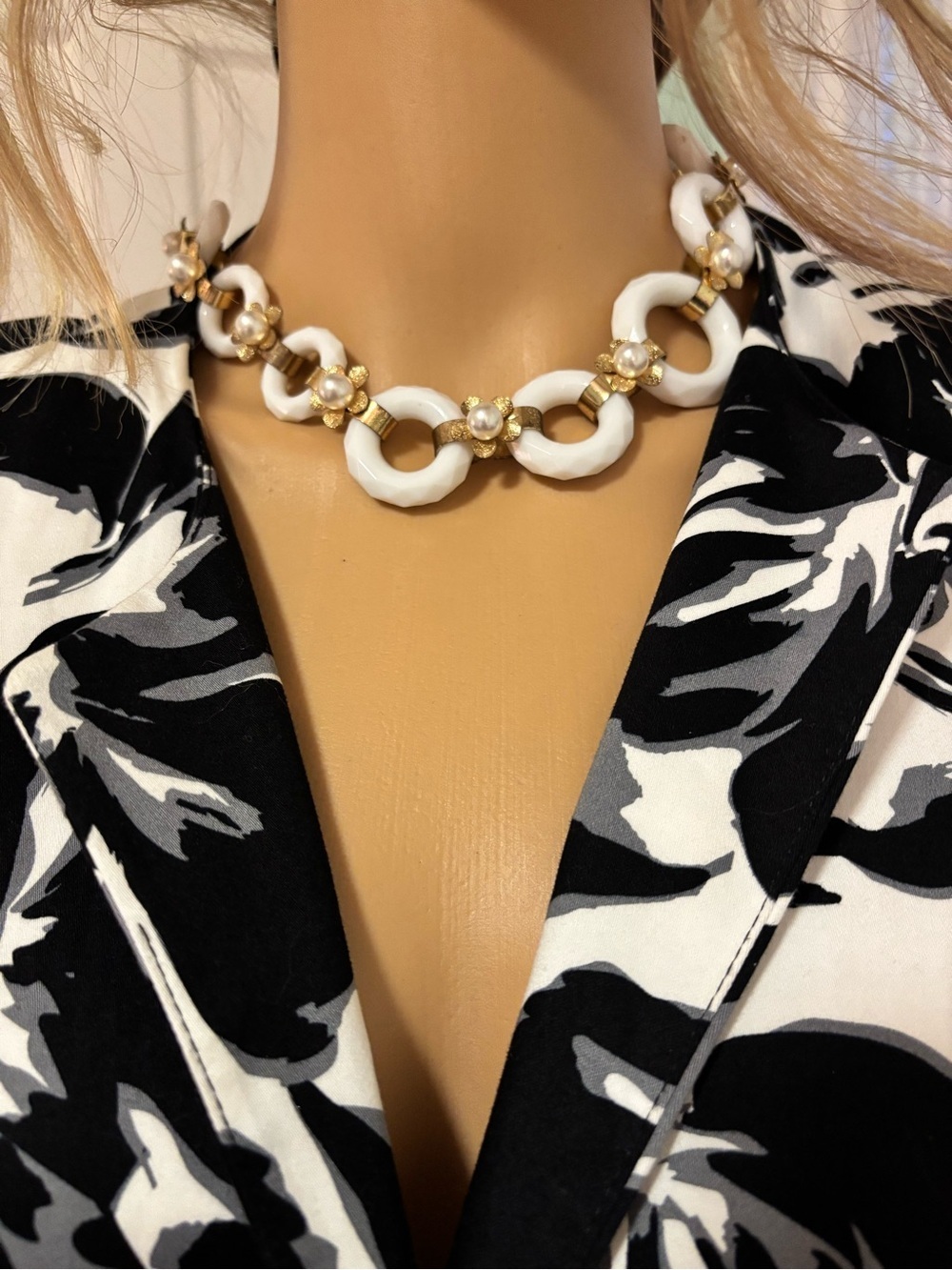 White and Gold Chunky Link Necklace Vintage Good Condition
